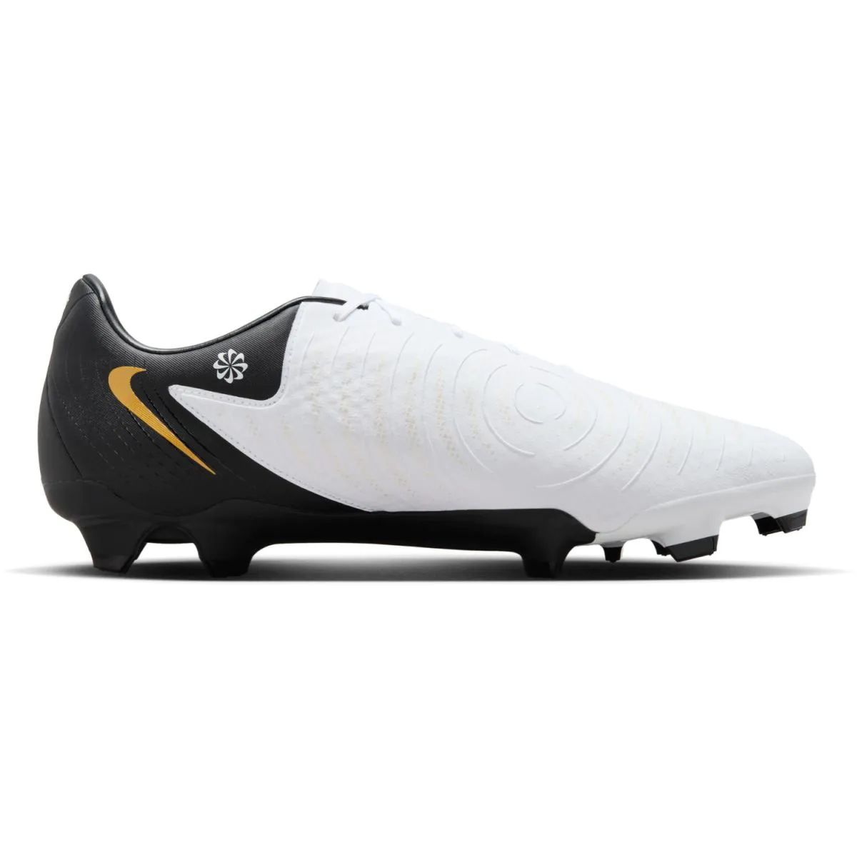 Fashion low cut cleats